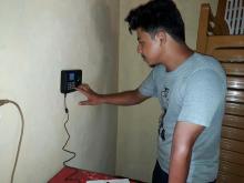 सेटिंग गर्दै प्राविधिक कर्मचारी