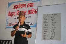 प्रशिक्षक ज्यूले शब्द उच्चारणको बारेमा जानकारी दिंदै